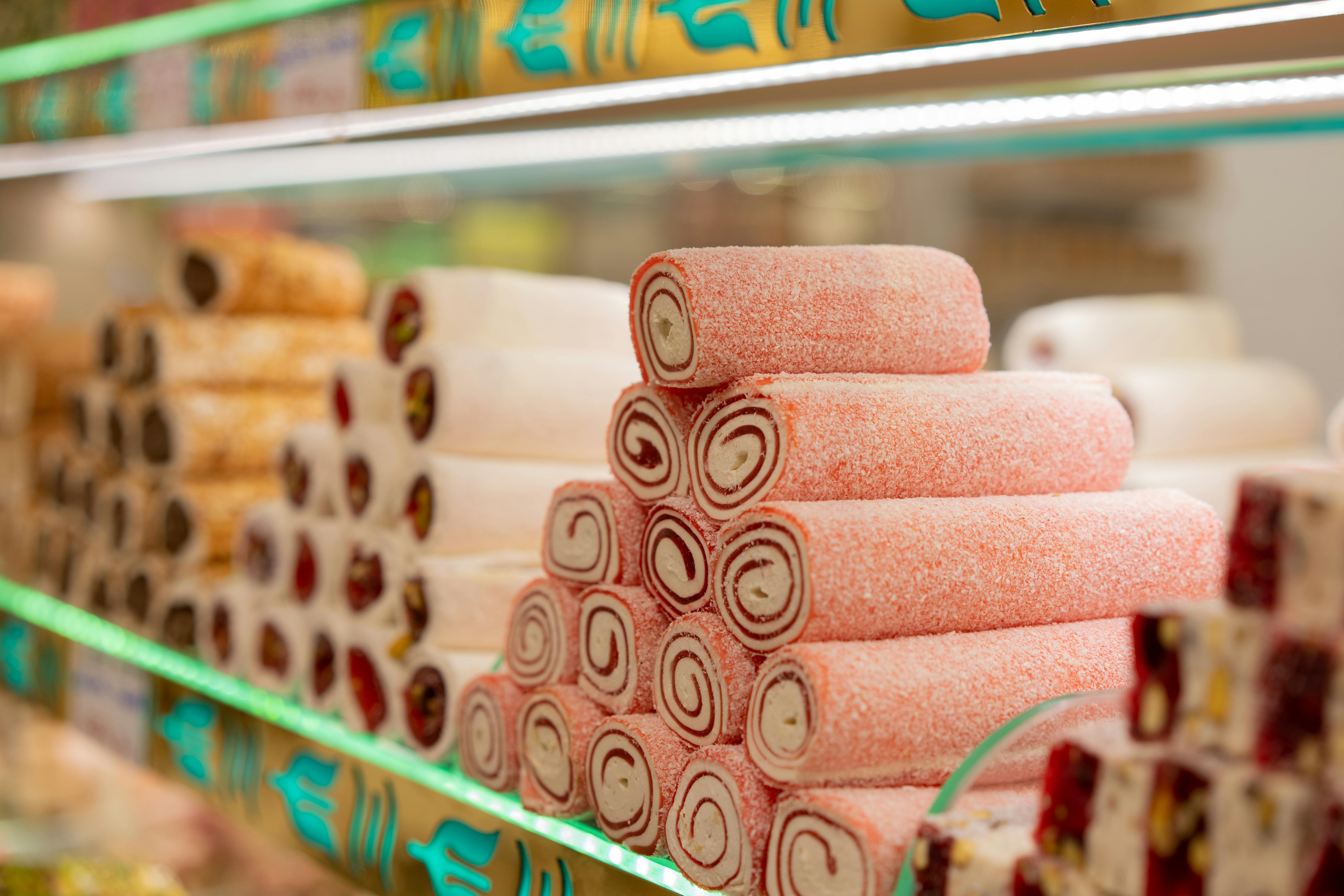 Rouleaux de loukoums en vitrine